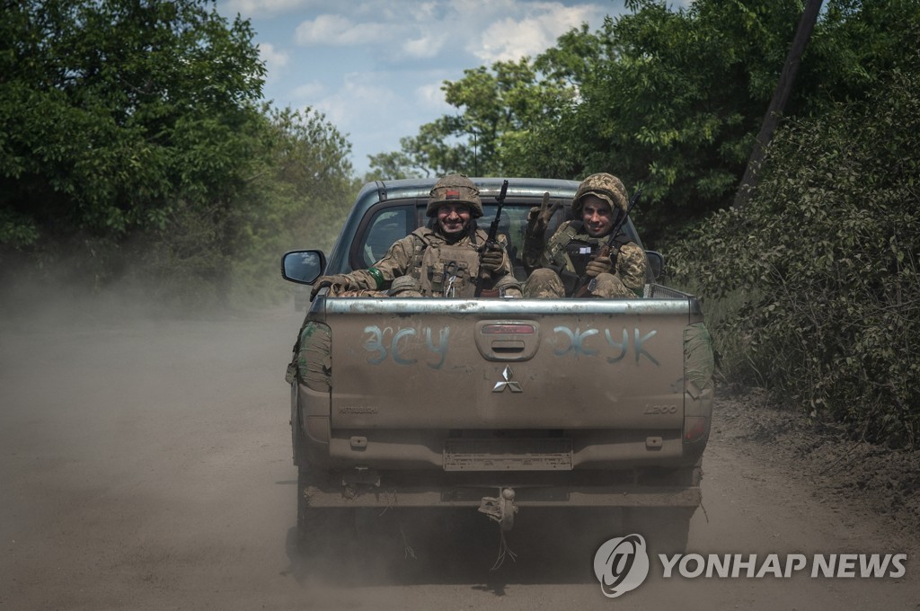 바흐무트 인근에서 이동하는 우크라이나군