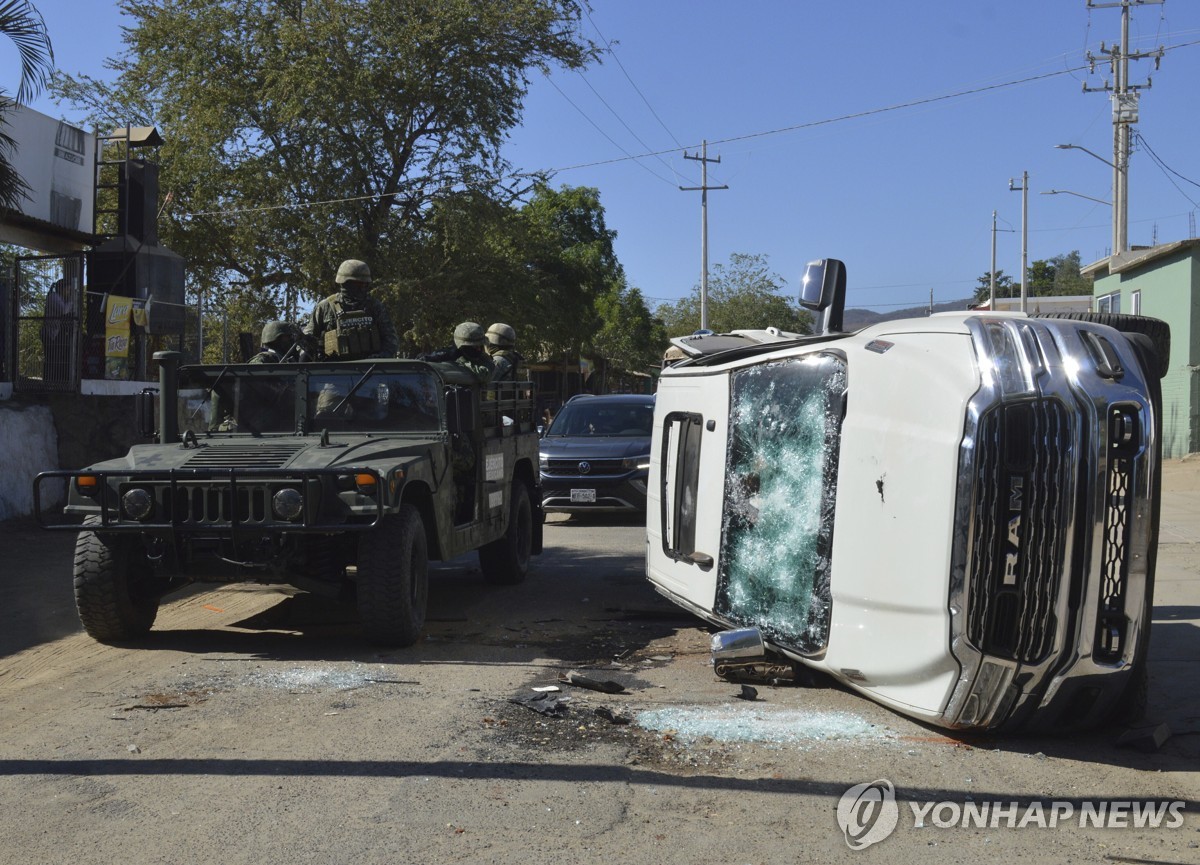 지난해 1월 카르텔과의 충돌 현장 지나는 멕시코 군용 차량