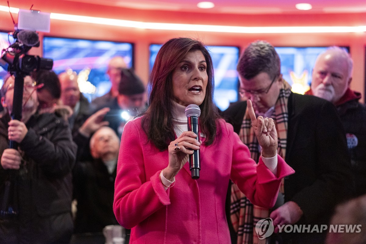 La exgobernadora de Carolina del Sur, Nikki Haley, habla durante un evento de campaña en Des Moines, Iowa, el 15 de enero de 2024 en esta fotografía publicada por Associated Press.  (Yonhap) 