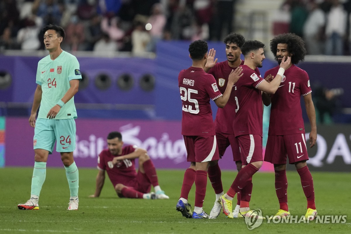 승리를 기뻐하는 카타르 선수들