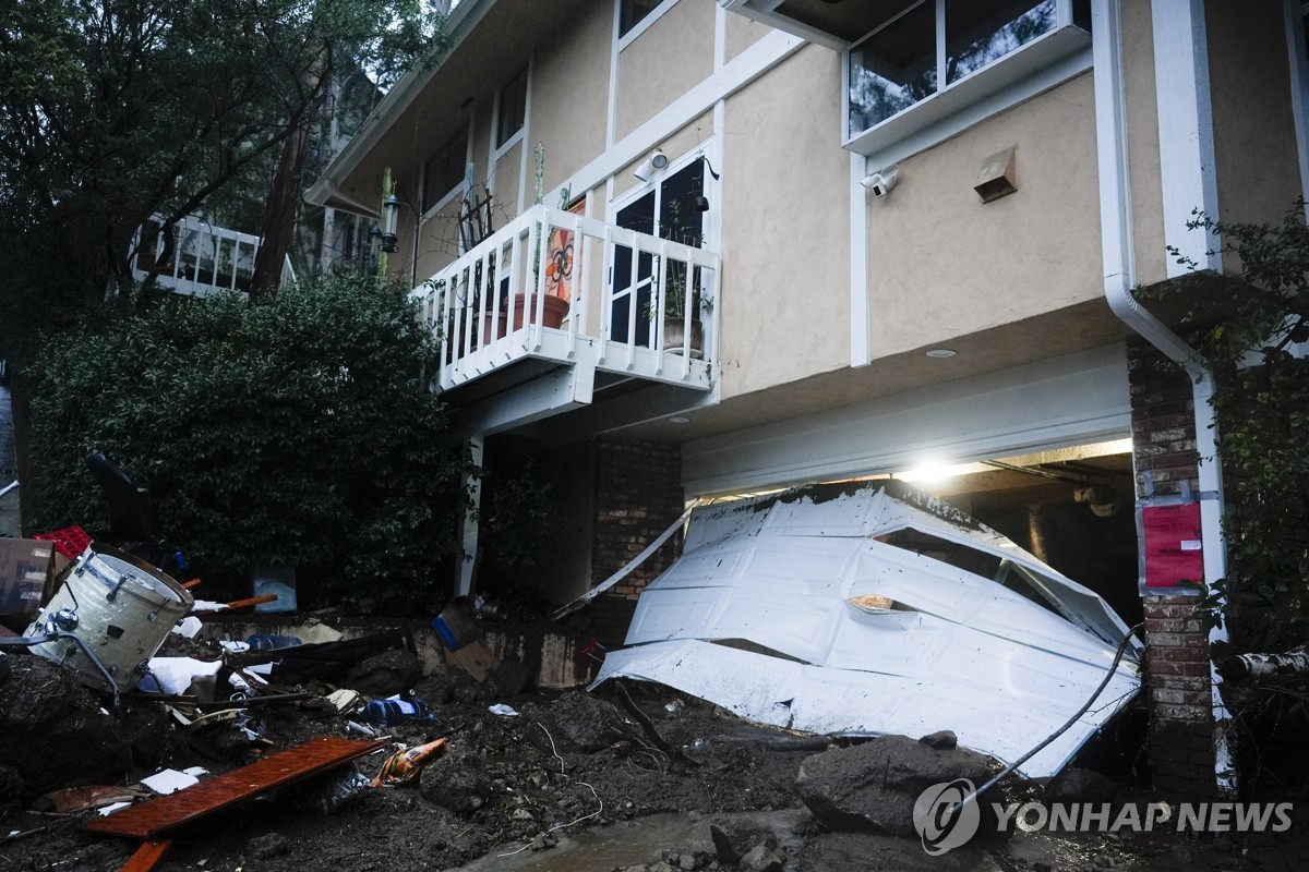 캘리포니아 스튜디오시티의 한 주택에 토사가 쏟아져 들어온 모습