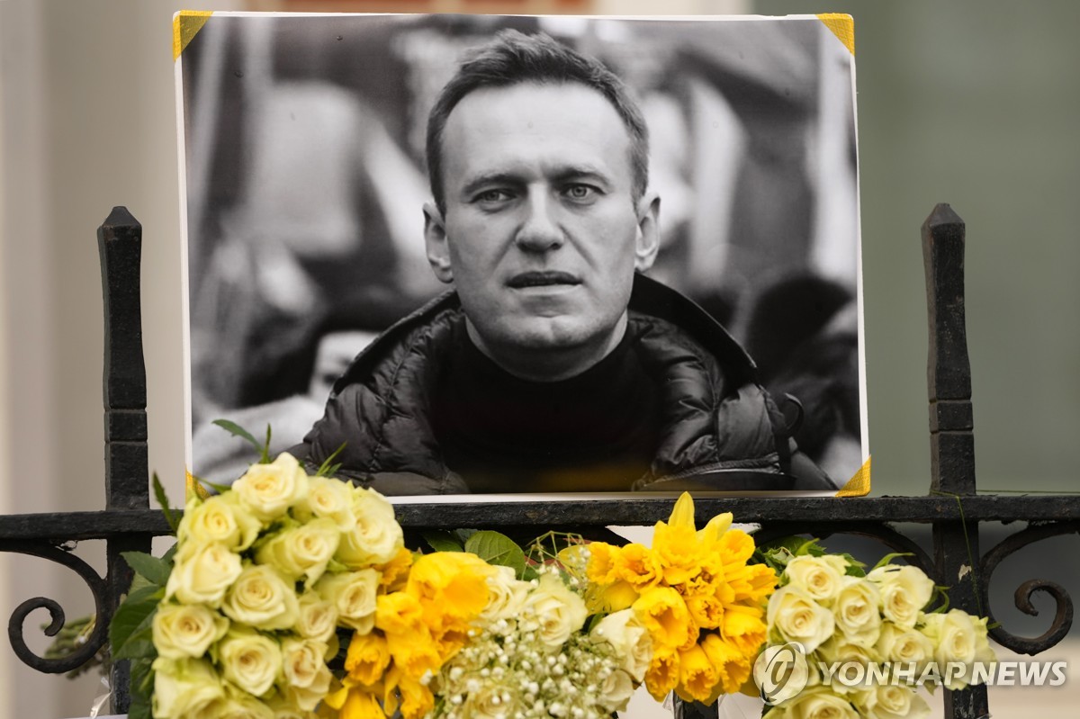 영국 주재 러시아 대사관 앞의 나발니 추모 꽃다발