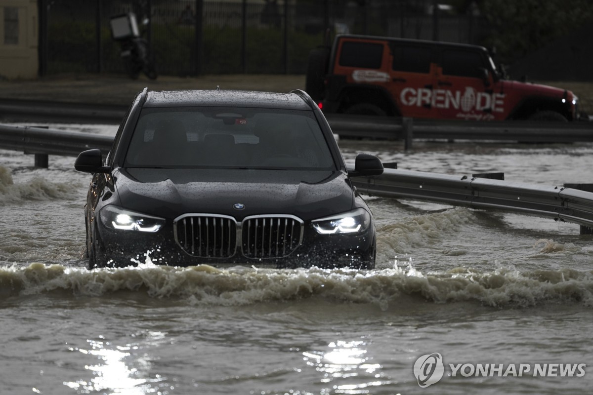 물에 잠긴 두바이 도로 / AP 연합뉴스=자료사진