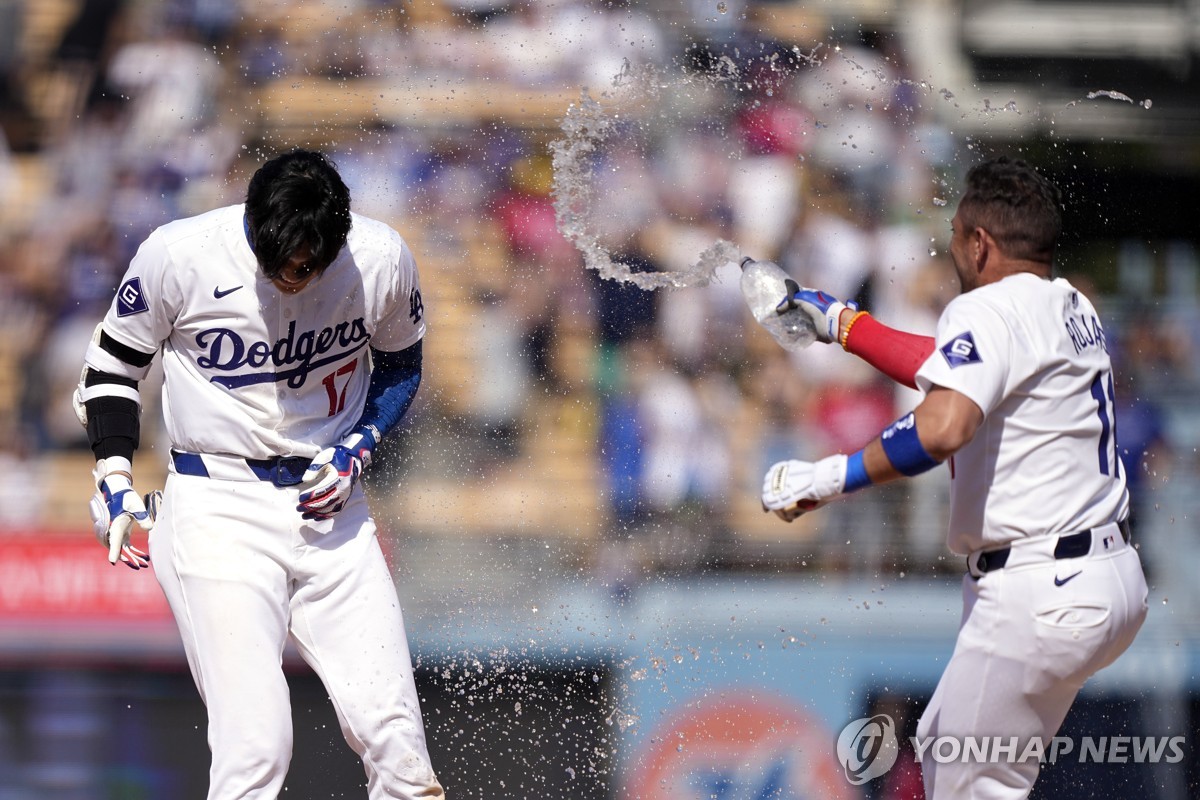 동료들에게 축하 물세례를 받는 오타니