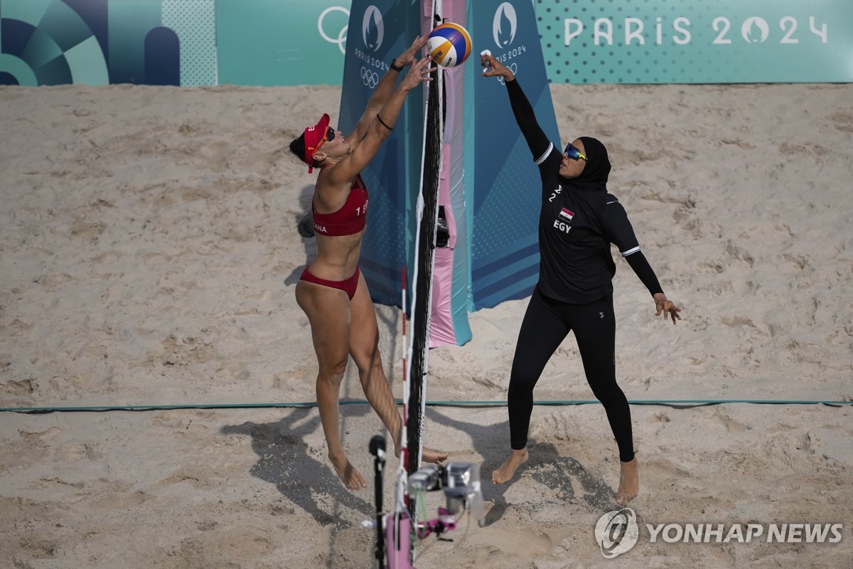 스페인 팀과 경기하는 엘그호바시(오른쪽)