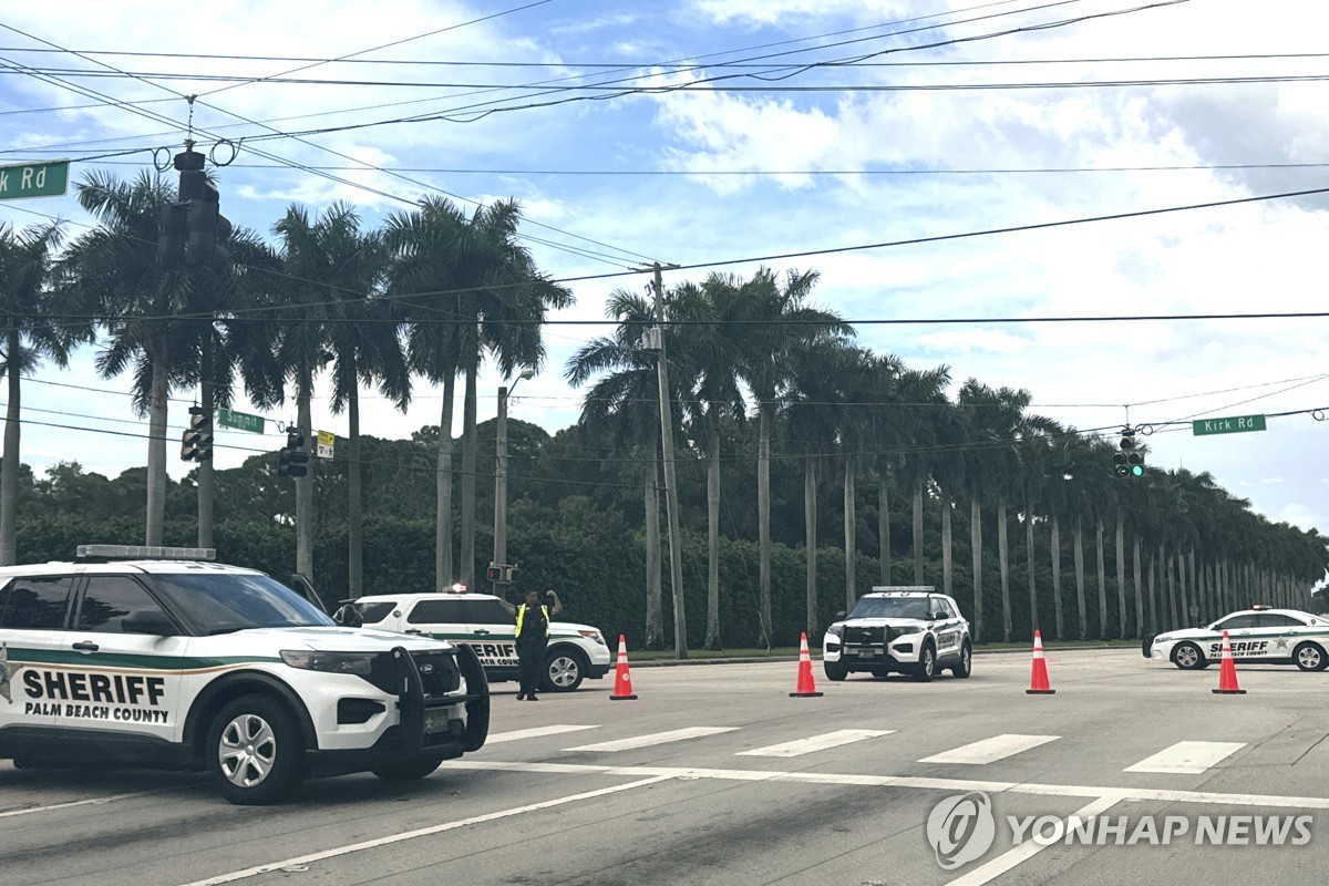 En esta foto publicada por Associated Press, se ven vehículos del sheriff cerca del Trump International Golf Club en West Palm Beach, Florida, el 15 de septiembre de 2024. (Yonhap)