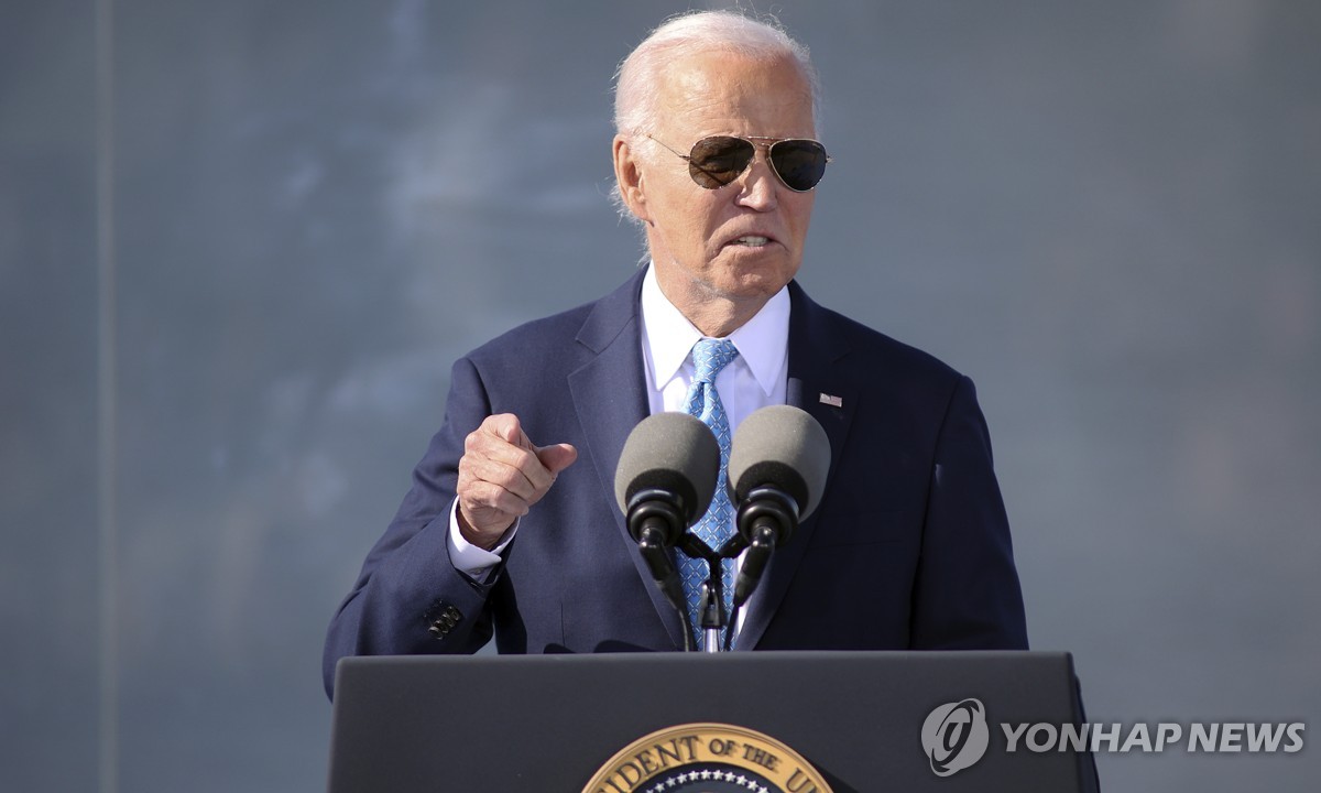 El presidente Joe Biden habla durante un evento sobre su agenda 'Invertir en Estados Unidos' en la terminal marítima de Dundalk en Baltimore el 29 de octubre de 2024 en esta fotografía publicada por Associated Press. (Yonhap)