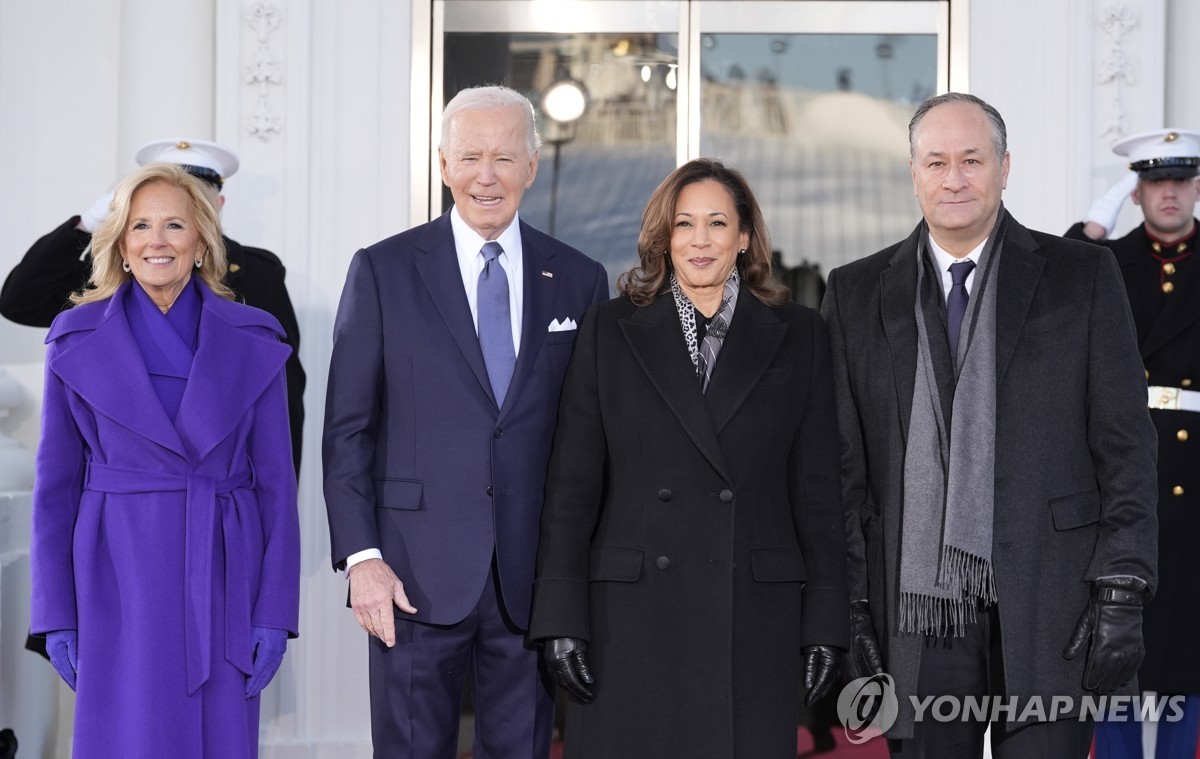 El presidente Joe Biden y la primera dama Jill Biden saludan a la vicepresidenta Kamala Harris y al segundo caballero Doug Emhoff a su llegada a la Casa Blanca en Washington el 20 de enero de 2025, en esta fotografía publicada por Associated Press. (Yonhap)