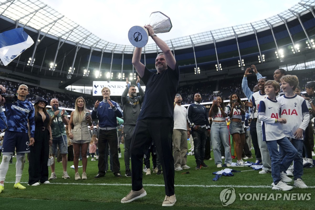트로피 번쩍 든 포스테코글루 감독 