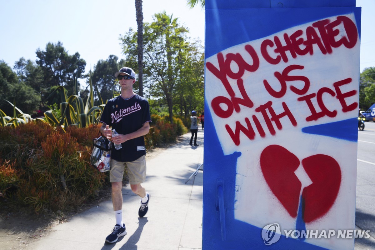 MLB 다저스, 이민 단속 피해자 가족 위해 100만달러 기부