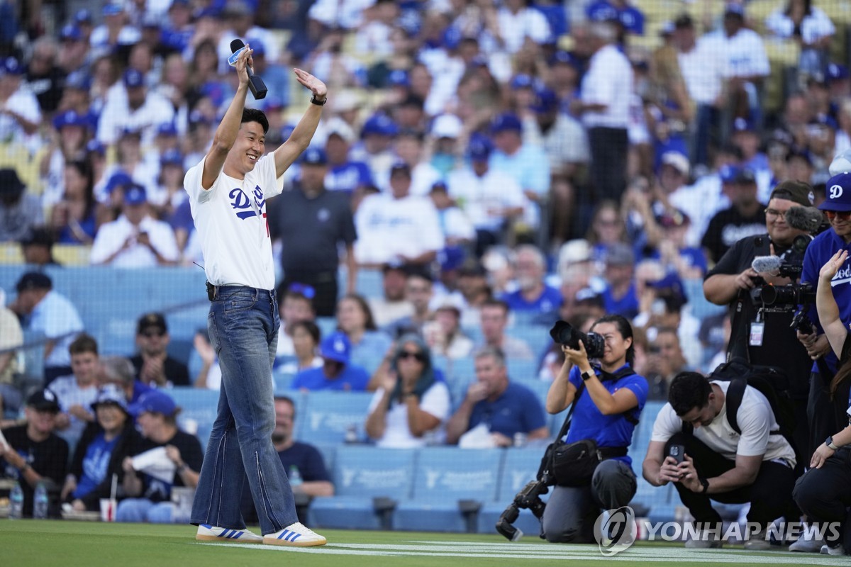 27일(현지시간) LA 다저스 홈경기서 시구 후 두 손을 흔들어 인사하는 손흥민