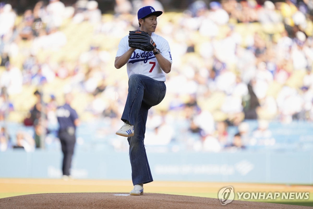27일(현지시간) LA 다저스 홈경기서 시구하는 손흥민