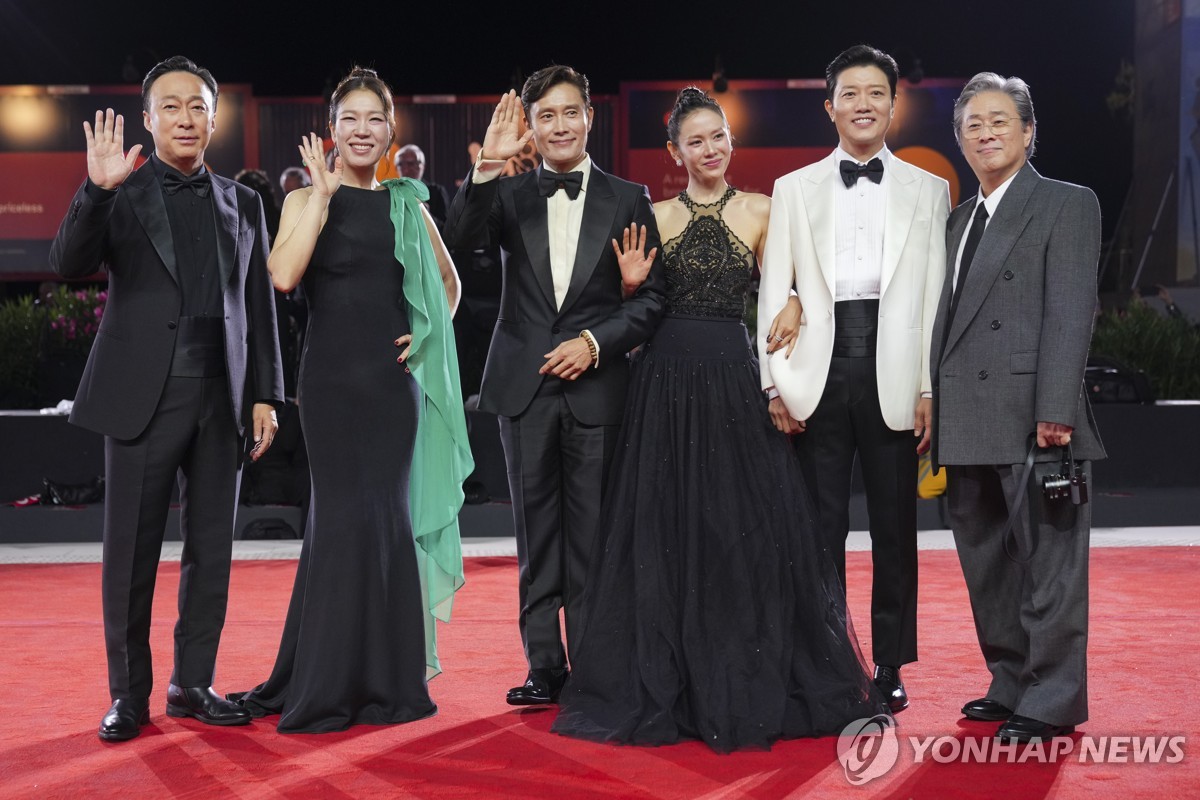 이병헌 연호 레드카펫, 웃음터진 극장…박찬욱 신작에 9분 기립박수