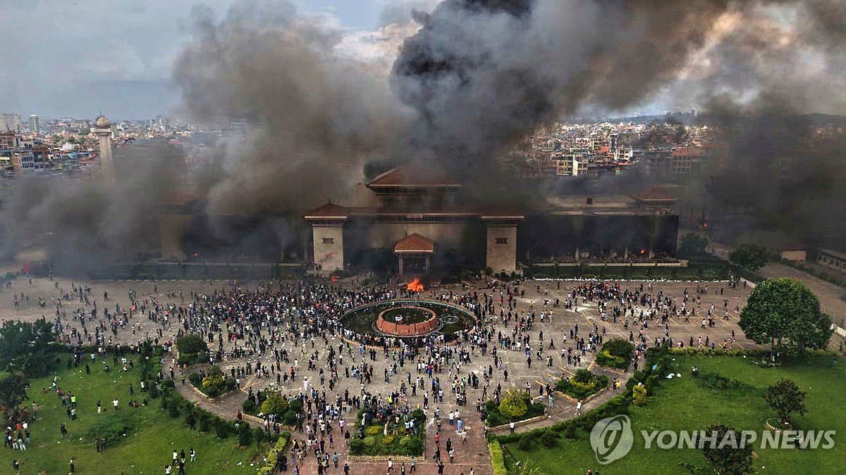 시위대 방화로 불에 탄 네팔 의회 건물
