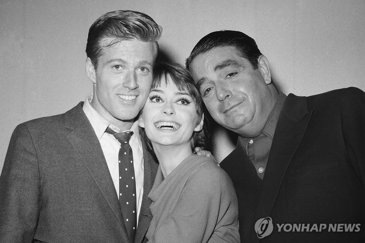 1963년 뉴욕에서 연극 '맨발 공원' 초연 당시 로버드 레드퍼드(왼쪽)