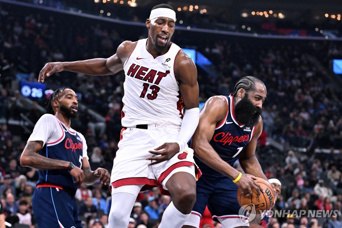 경합하는 뱀 아데바요(13번)