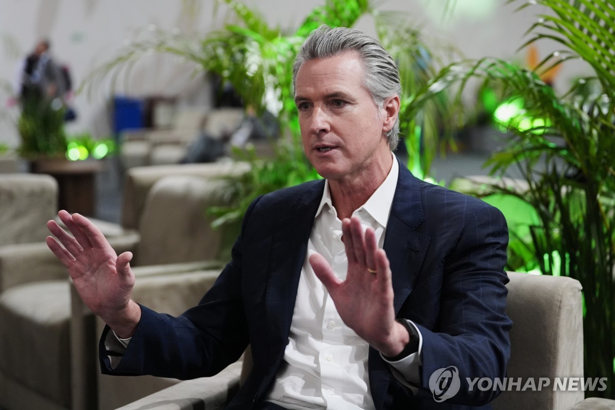 개빈 뉴섬 미국 캘리포니아 주지사가 11일(현지시간) 브라질 벨렝에서 열린 제30차 유엔 기후변화협약 당사국 총회(COP30) 현장에서 AP 통신과 인터뷰하고 있다. [AP=연합뉴스]