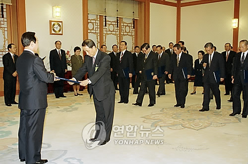 1994년 12월 김영삼 대통령이 신임 윤여준 공보수석에게 임명장 수여하는 장면