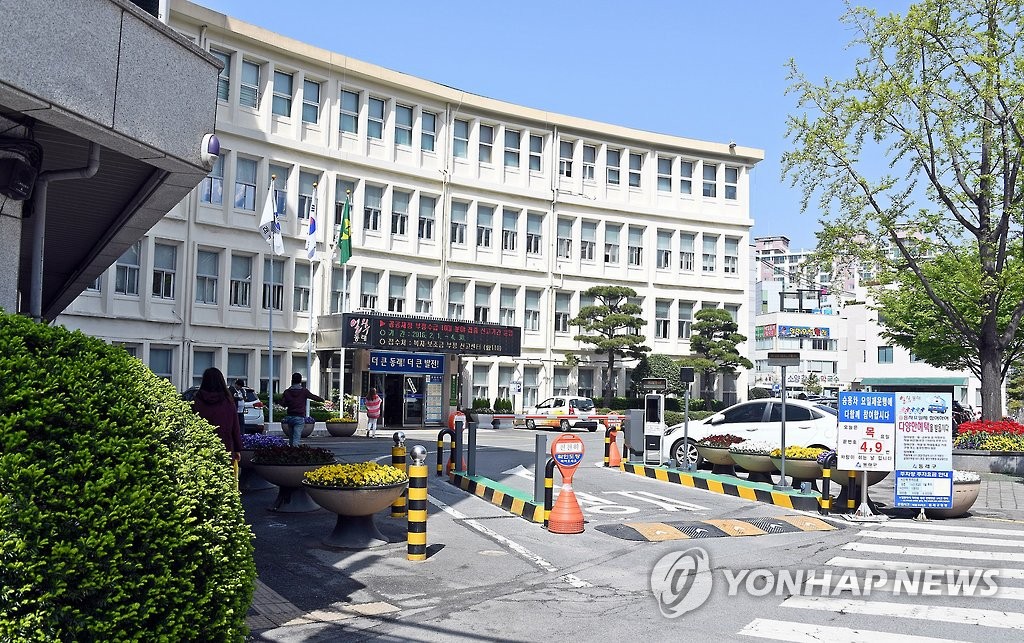 부산 동래구 도로서 깊이 1.5ｍ 땅 꺼짐…인명피해 없…