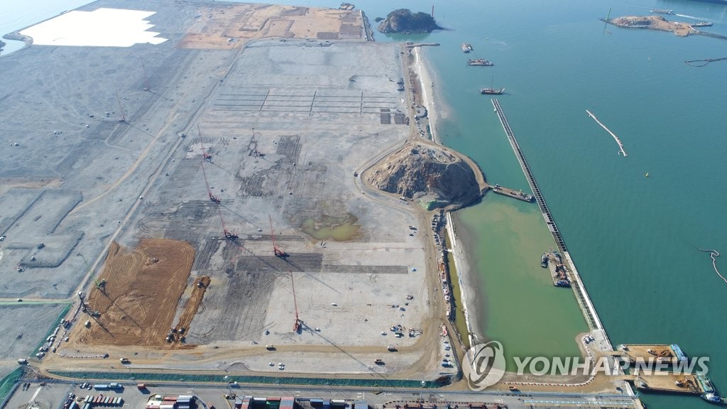 부산신항에 건설 중인 민자부두