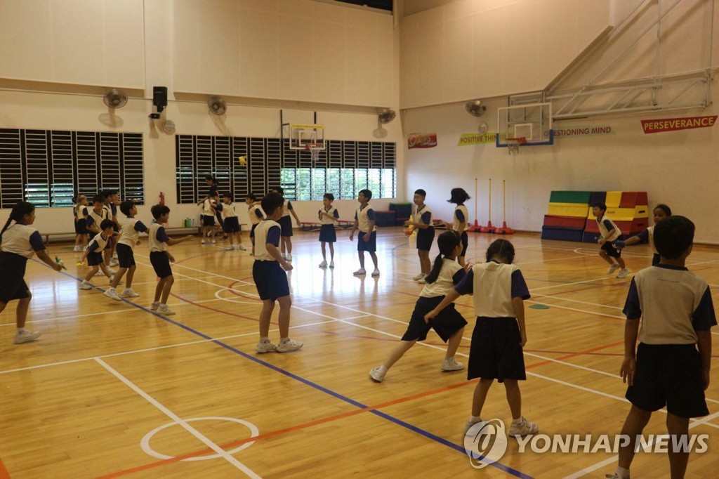 싱가포르의 퀸스타운 초등학교에서 학생들이 체육 수업을 하고 있다.[연합뉴스 자료사진]