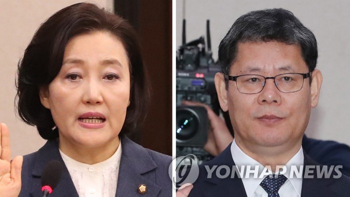 This image captured from footage by Yonhap News TV shows venture minister nominee Park Young-sun (L) and unification minister nominee Kim Yeon-chul during parliamentary confirmation hearings. (Yonhap)