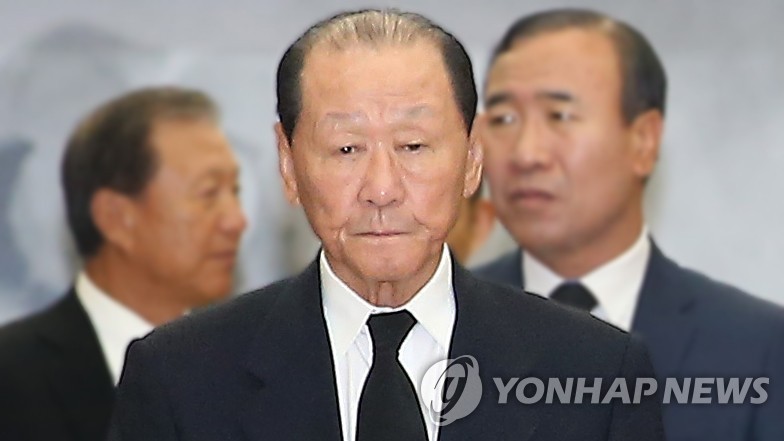 An undated file photo of Koo Cha-hak (C), chairperson of South Korean food service company Ourhome Ltd. (Yonhap)