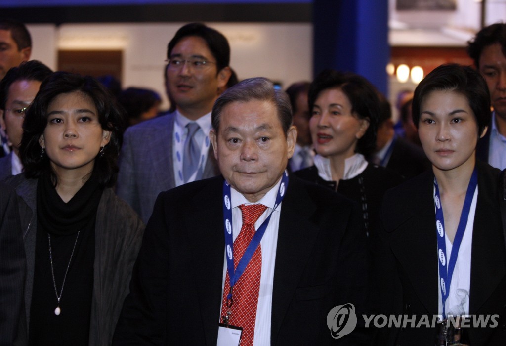 This undated photo provided by Samsung Electronics Co. shows Samsung Group chief Lee Kun-hee (C) at the Consumer Electronics Show (CES) in the United States in 2010, with his daughters Lee Boo-jin (L) and Lee Seo-hyun (R), his son Lee Jae-yong (back left) and his wife Hong Ra-hee (back right). (PHOTO NOT FOR SALE) (Yonhap) 