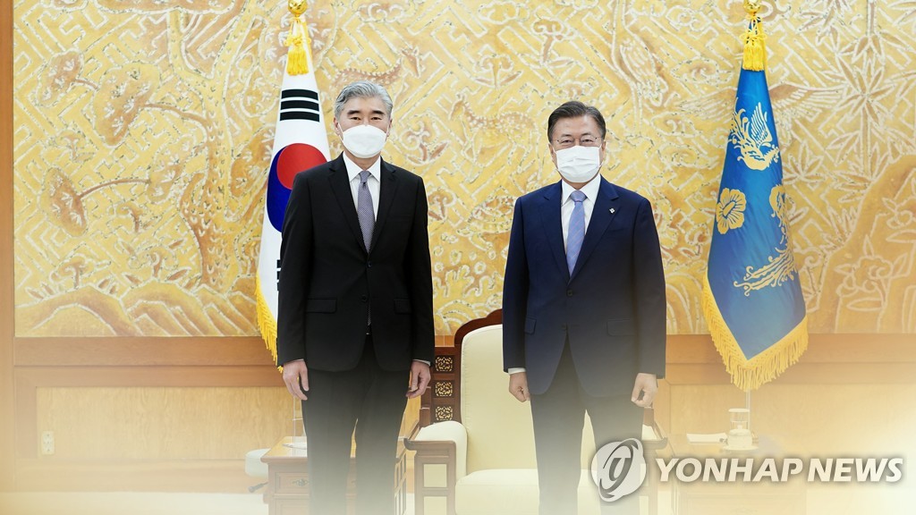 Le président Moon Jae-in et le représentant spécial des Etats-Unis pour la Corée du Nord, Sung Kim. (Photomontage fourni par Yonhap News TV. Revente et archivage interdits)