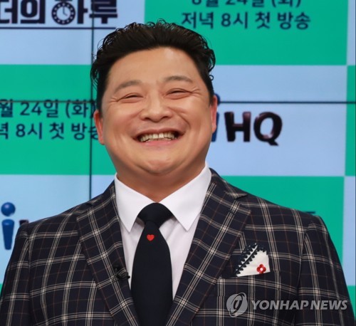 개그맨 윤정수 "결혼 전제로 교제 중…12살 차이 여성"