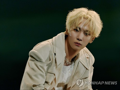 (LEAD) SHINee's Key, more members of Loona, Apink test positive for COVID-19