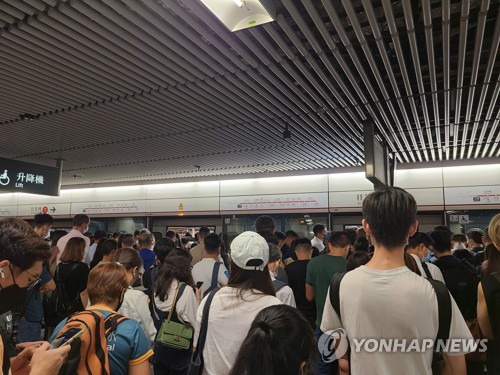 홍콩 출근시간 지하철 객차서 40㎝ 뱀 출몰…대피 소동