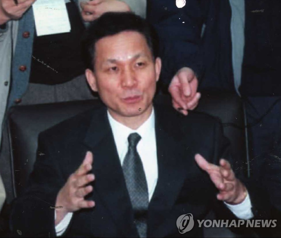 1999년 11월28일 오후 대검 기자실에서 박주선·김태정 소환 방침을 밝히는 이종왕 당시 대검 수사기획관