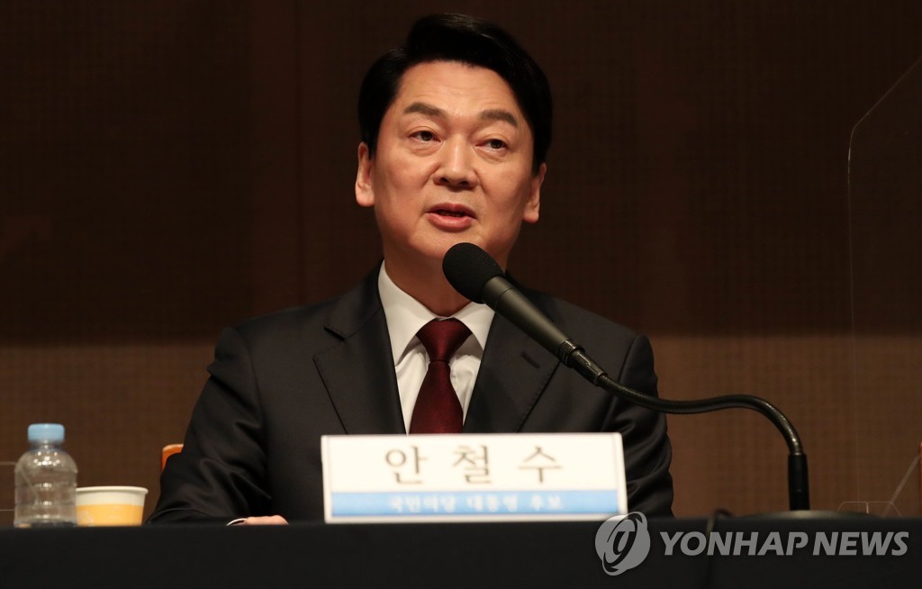 Yoon, Ahn under pressure to merge candidacies ahead of election