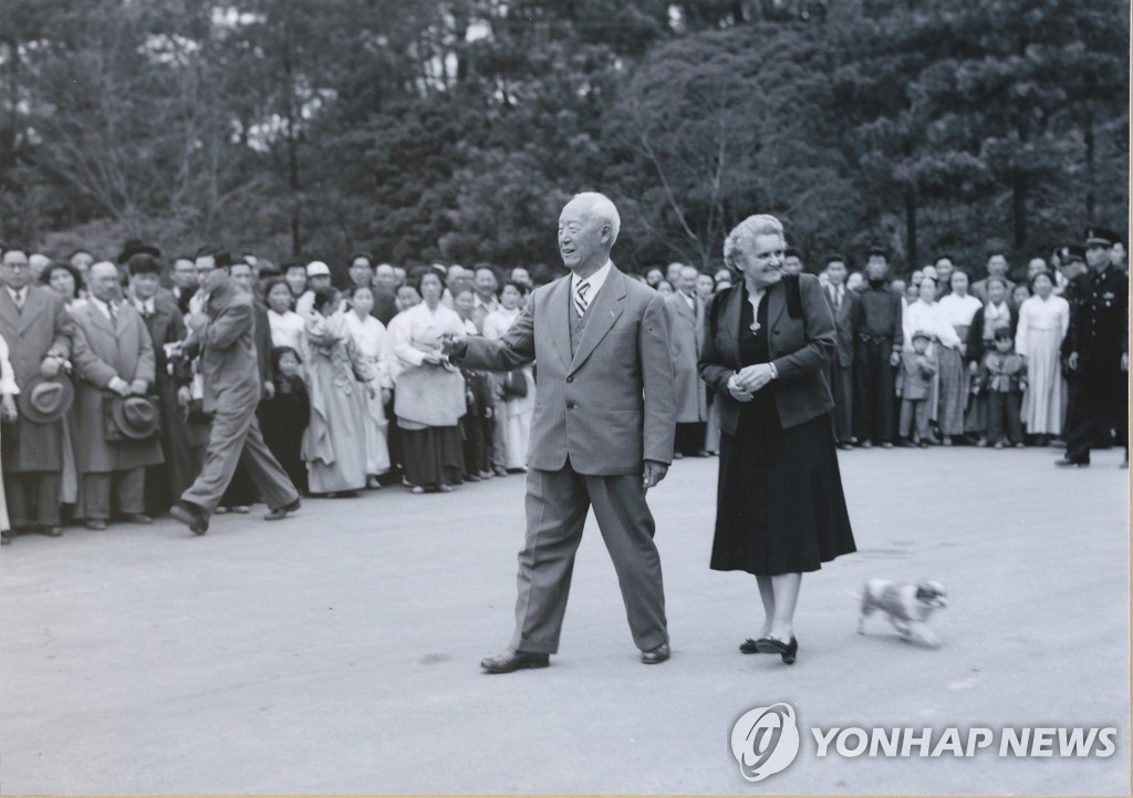 1955년 경무대 개방행사에서 이승만 대통령과 부인 프란체스카 여사