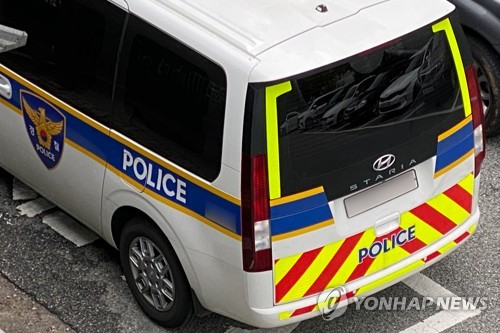 승용차가 주차된 화물차 추돌…2차 사고로 보행자 3명 경상
