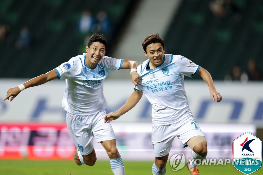 Jeong Jae-hee of Pohang Steelers (R) celebrates his goal against Jeonbuk Hyundai Motors during the clubs' K League 1 match at Jeonju World Cup Stadium in Jeonju, 200 kilometers south of Seoul, on Aug. 29, 2022, in this photo provided by the Korea Professional Football League. (PHOTO NOT FOR SALE) (Yonhap)