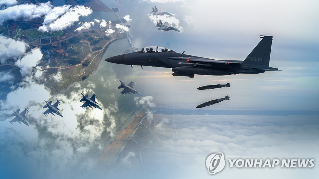北朝鮮の軍用機１２機が示威行動とみられる編隊飛行を行った＝（聯合ニュースＴＶ）