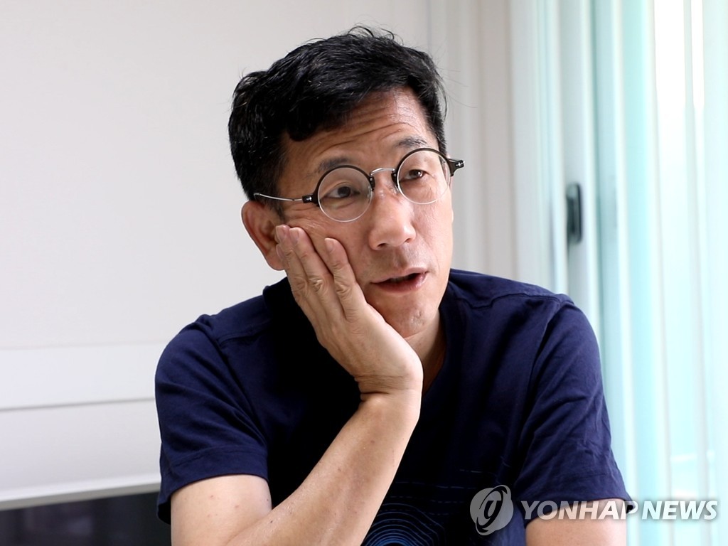 연합뉴스와 인터뷰 중인 진중권