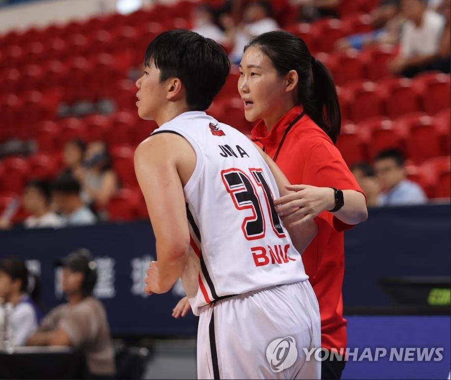 진안에게 이야기하는 박정은 부산 BNK 감독