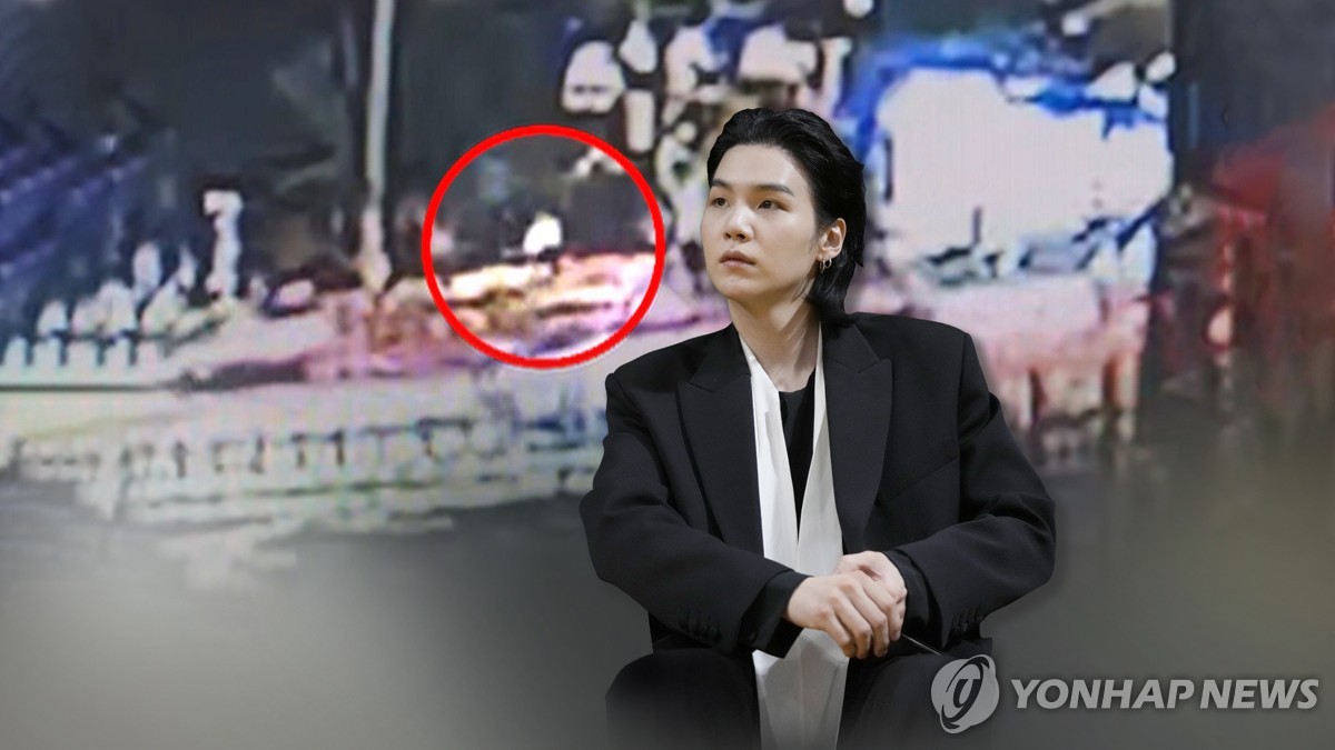 En este fotomontaje, proporcionado por la Televisión de Noticias Yonhap, se muestra a Suga, de BTS, en una cámara de vigilancia (en el círculo rojo), cuando fue pillado conduciendo, supuestamente ebrio, una motocicleta eléctrica, el 6 de agosto de 2024, cerca de su residencia, en el distrito de Yongsan, en Seúl.