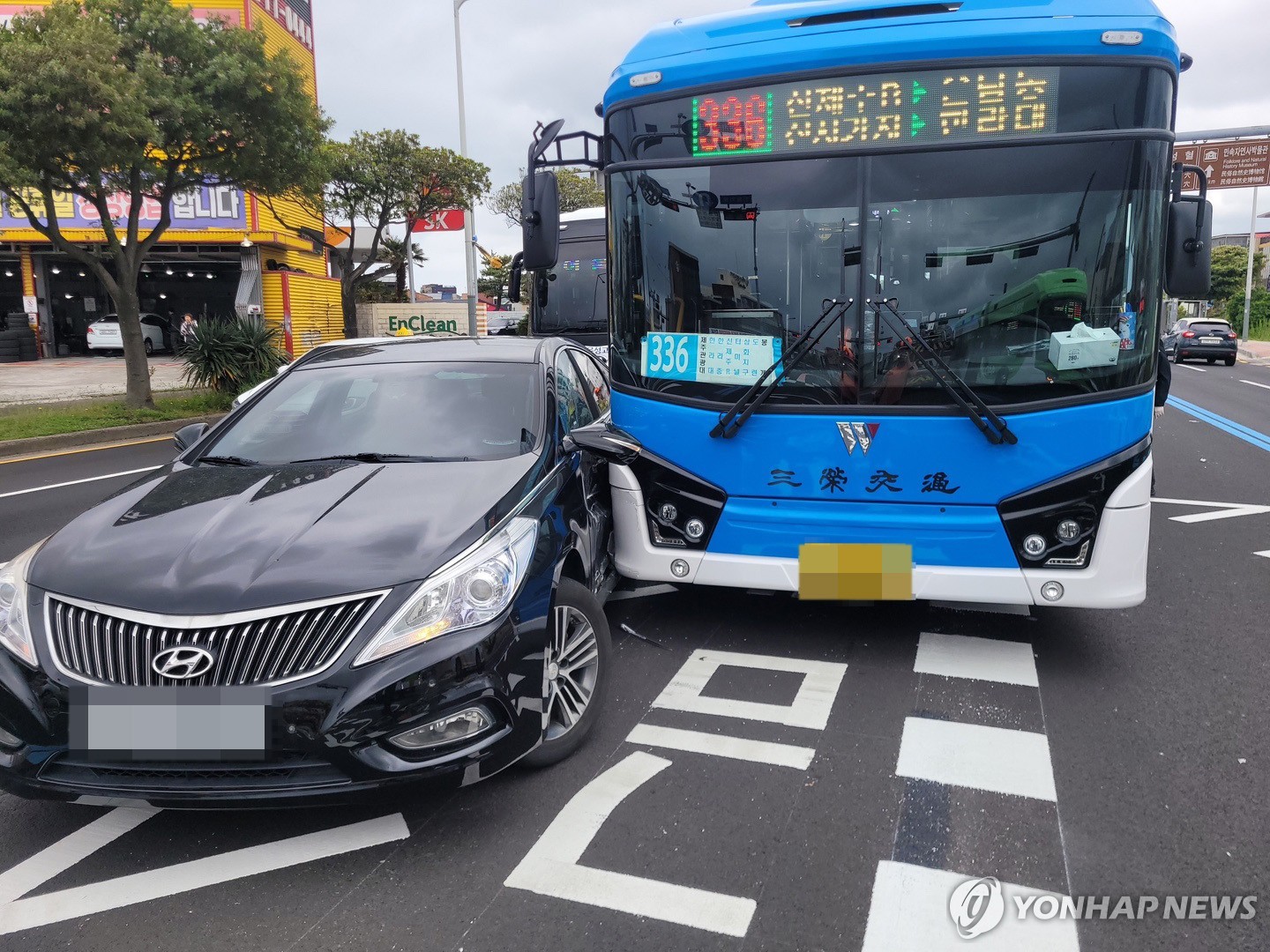 제주 통합정류장 운영 이틀 만에 버스·승용차 충돌…1명 부상