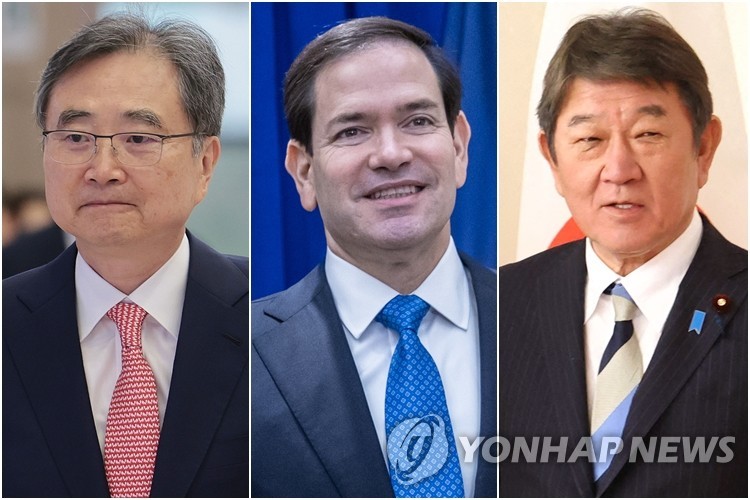 (LEAD) [APEC 2025] Top diplomats of S. Korea, U.S., Japan hold talks at APEC gathering: Seoul
