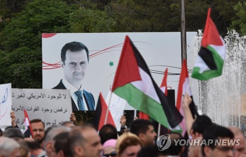 시리아 수도 동쪽 반군 지역 탈환 축하하는 시리아 시위대
