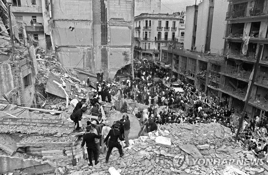 1994년 7월 18일 발생한 아르헨티나-유대인 친선협회(AMIA) 폭탄테러 사건 현장 모습 [AFP=연합뉴스 자료 사진] 