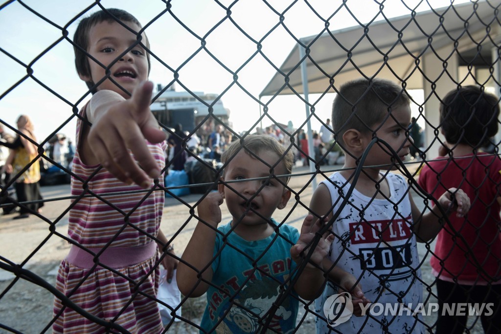 그리스 난민 캠프의 아이들. [AFP=연합뉴스]