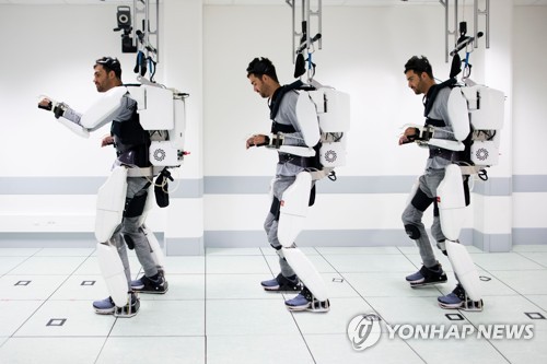 뇌신경과 로봇 기계장치를 결합해 걷기에 성공한 전신마비 환자 '티보' / 이하 AFP-연합뉴스