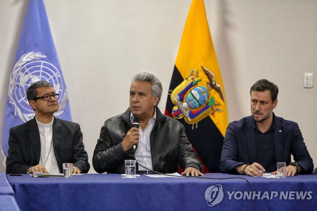 13일 에콰도르 수도 키토에서 시위대와의 협상에 임한 레닌 모레노 대통령(가운데)