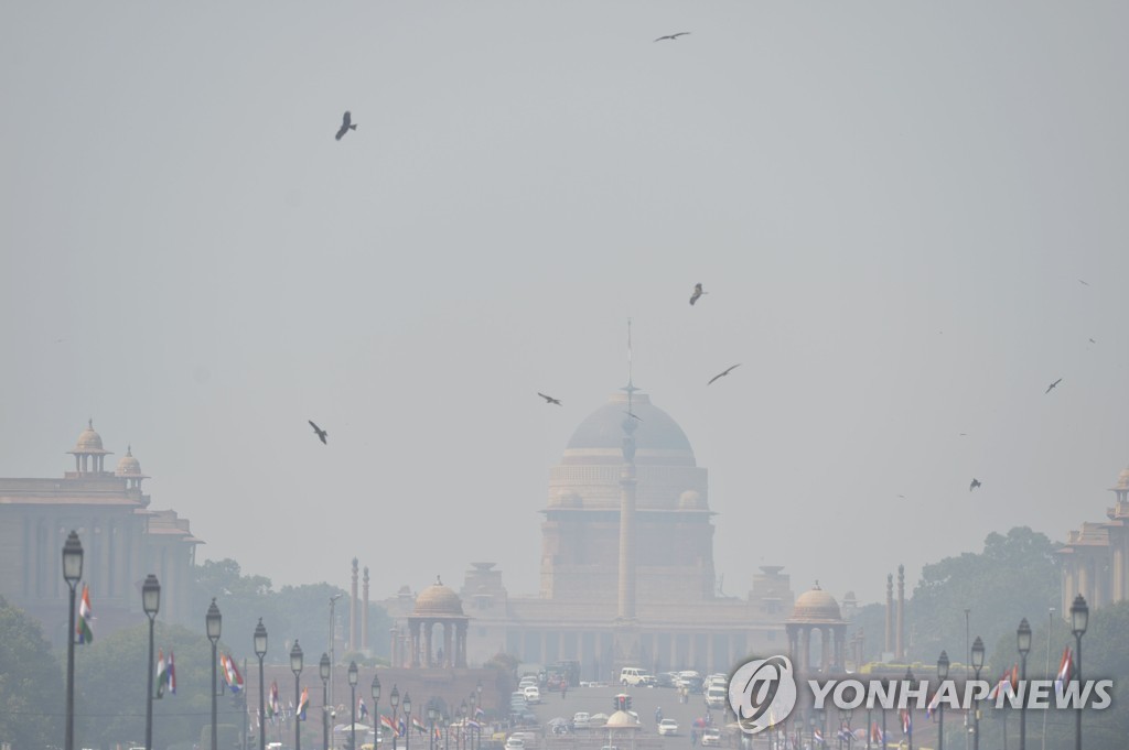 대기오염 탓에 잘 보이지 않는 인도 뉴델리 정부청사