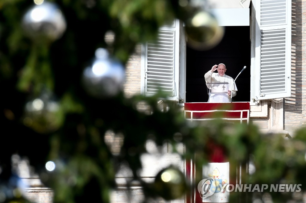 22일(현지시간) 일요 삼종기도회에 모습을 드러낸 프란치스코 교황. [AFP=연합뉴스] 